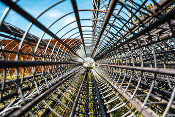 Detalhe com vista geométrica de vigas de aço em canteiro de obra.