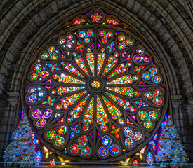 Obraz premium Ventanas de la basílica del Voto Nacional o del Sagrado Corazón de Jesus, Quito, Ecuador