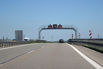 Hinweisschild auf Autobahn 8, Tempolimit, 100 km/h,