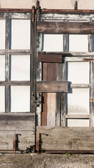 Fototapeta na wymiar Puerta rústica de madera de establo rural