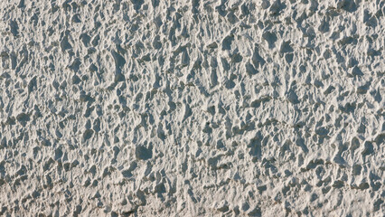 Pared blanca con textura rugosa en construcción rural