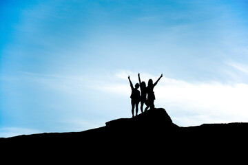 Drei Freunde stehen auf dem Gipfel eines Berges nach einer Wanderung in den USA