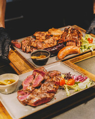 Exquisitos cortes de carne de ternera en un asador argentino