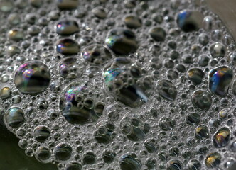 Schaumblasen an der Wasseroberfläche