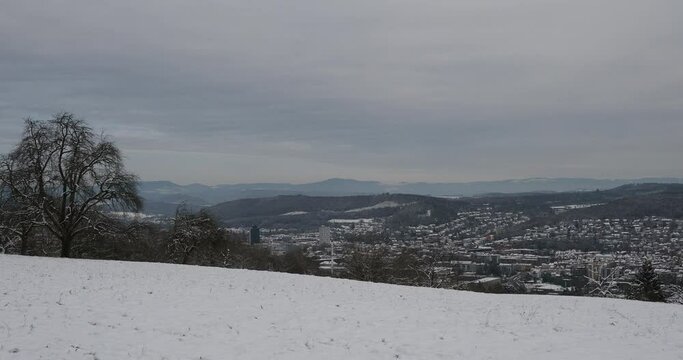 T&uuml;llinger Hohe im Winter. Blick auf verschneiten L&ouml;rrach und die wei&szlig;en Landschaften des Schwarzwaldes und des Wiesentals