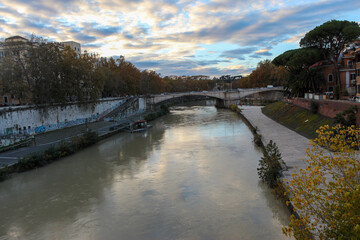 Fototapeta na wymiar the tiber river as it passes through the city of rome, italy.