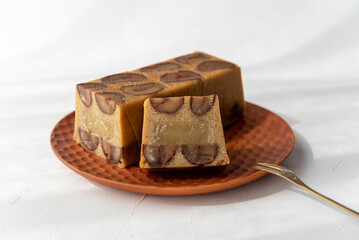 木の皿に乗ったマロンテリーヌ 栗のテリーヌ	