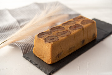 黒い皿に乗ったマロンテリーヌ 栗のテリーヌ
