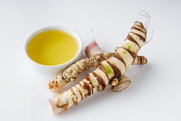 Naklejka premium fresh yarrow root on a white acrylic background