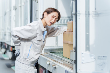 腰が痛い女性作業員