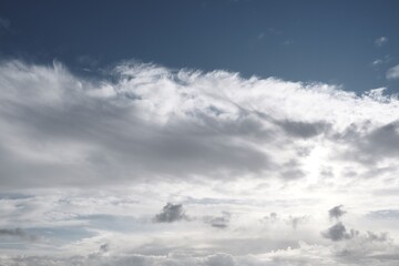 Farbiger Himmel mit interessanten Wolken als Hintergrund