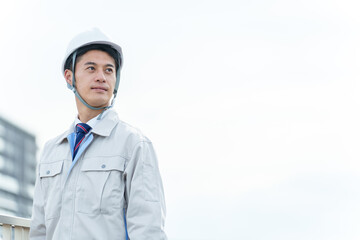 空を見上げる男性作業員