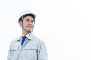 空を見上げる男性作業員