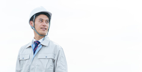 空を見上げる男性作業員