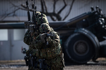 銃を構える自衛官（Japanese soldier holding tha rifle）