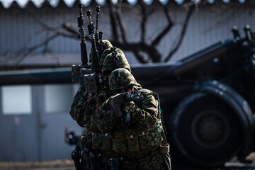 銃を構える自衛官（Japanese soldier holding tha rifle）