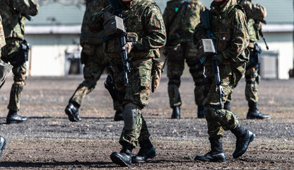 銃を構える自衛官（Japanese soldier holding tha rifle）