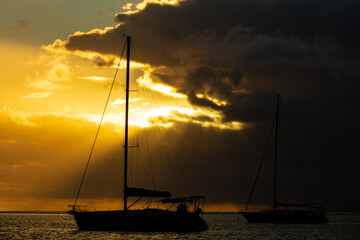 voilier au coucher de soleil en polyn&eacute;sie