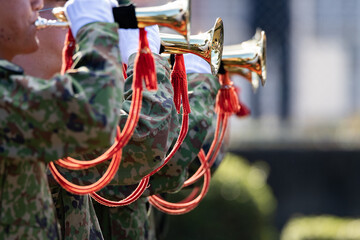 喇叭を吹奏する軍人（Military personnel playing the bugle）