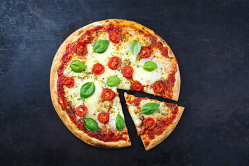 Traditionelle neapolitanisch italienische Pizza Margherita mit Tomaten und Mozzarella serviert als...