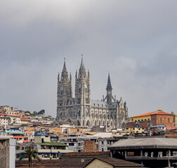 Centro historico de Quito, con la Basilica del Voto Nacional al fondo. Ecuador.