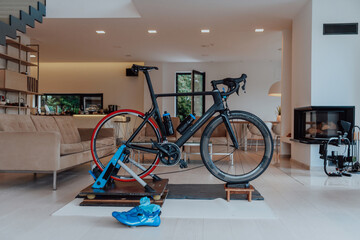 Photo of a triathlon bike in the living room ready for training at home due to the corona virus