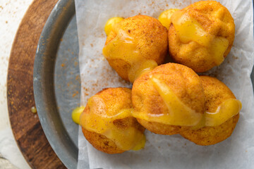 Rabanadas poveiras with egg cream and cinnamon