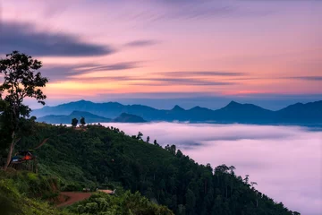 Fototapeten Landschafts- und Himmelshintergrundkonzept, Natur Nordthailands, nebelbeladene Täler, winterliche Bergpässe der Provinz Mae Hong Son, Draufsicht auf den Berg Sonnenaufgang und Sonnenuntergang © anuchit2012