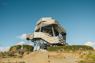 そびえ立つ建造物