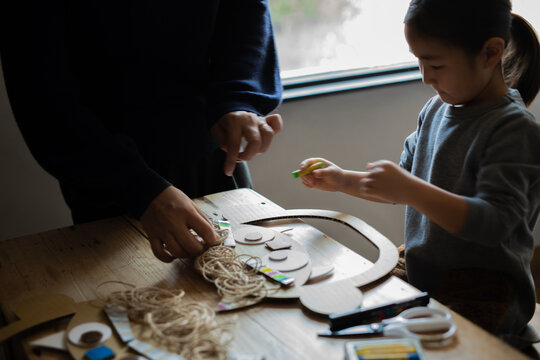 鬼のお面をテーブルの上で工作で作る親子