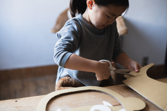 鬼のお面をテーブルの上で工作で作る子供