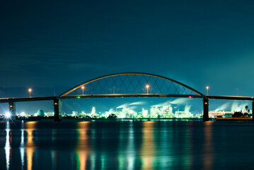 Fototapeta na wymiar アーチ橋と工場夜景（横）