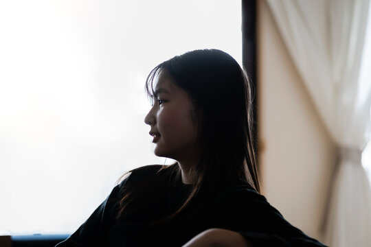若い日本人女性の横顔