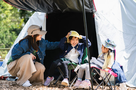 キャンプをする日本人の親子