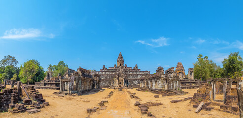 Fototapeta na wymiar Panorama of the Bakong temple complex, Roulos, Cambodia