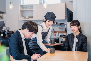 カフェでデートをする若いカップル