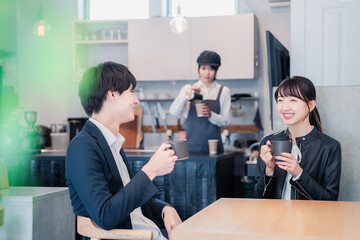 カフェでデートをする若いカップル