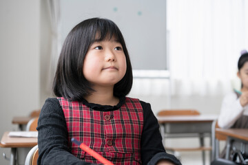 教室で授業をうける日本人小学生の女の子