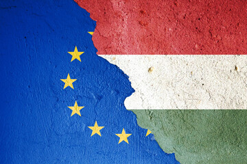 Die europäische und die ungarische Flagge auf einem rissigen Steinhintergrund
