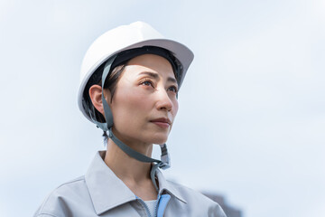 ヘルメットを被った日本人女性