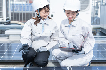 ヘルメットを被った日本人女性