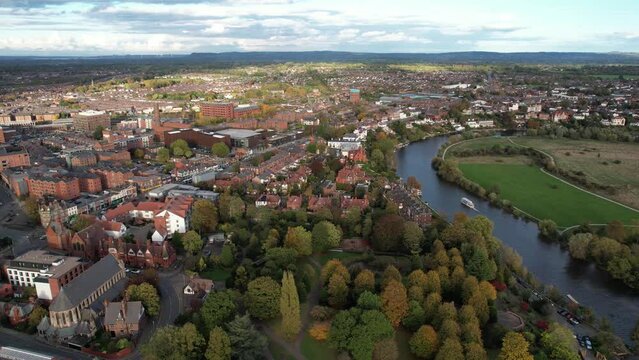 イギリスの世界遺産チェスター市街（ドローン空撮）着離陸