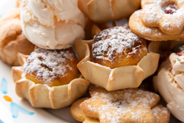 Dolci tipici sardi - pardulas, bianchittus e ciambelline, cibo italiano 