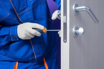 the master makes the adjustment of the locks in the new door