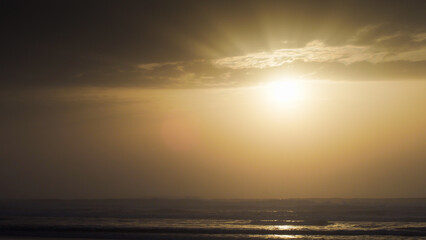 Coucher de soleil flamboyant sur la plage de Moliets-et-Mâa, par temps voilé