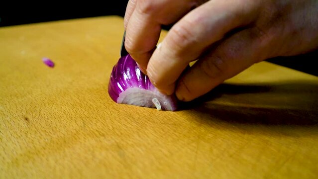 Chef cortando una cebolla morada