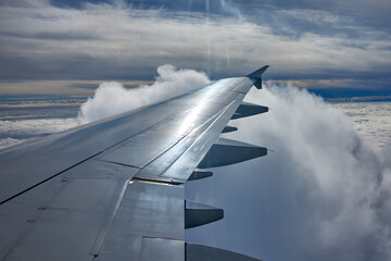 Fototapeta na wymiar Mit dem Flugzeug über den Wolken