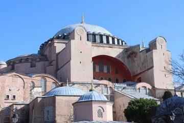 Fototapeta na wymiar Hagia Sophia mosque placed in front of a blue sky 