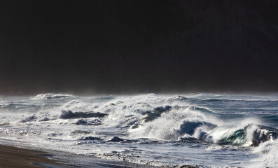 Sandstrand  von Praia de Santa Barbara bei stürmischen Meer mit hohe Wellen ,Ribeira Grande, Insel...