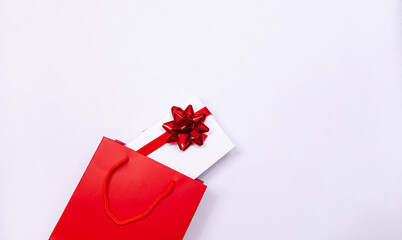 Composition romantique de la Saint-Valentin, déclaration d'amour, fête des mères, anniversaire, fiançailles. Pochette rouge avec une boite cadeaux. Icône vectorielle pour les sites web.	